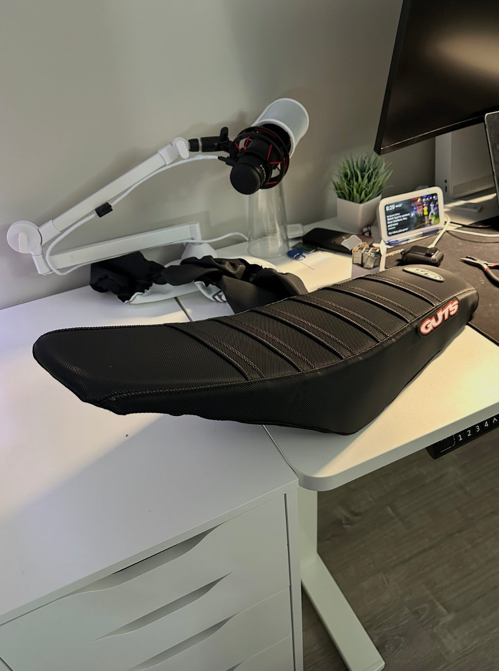 GUTS All Black Seat Cover