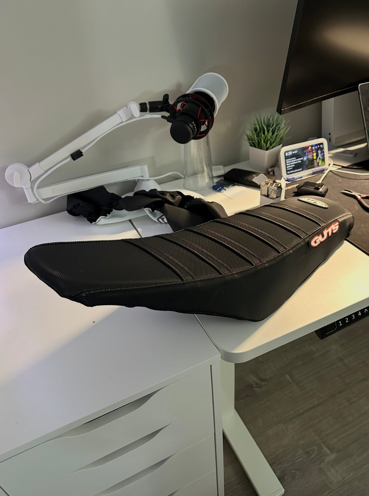 GUTS All Black Seat Cover